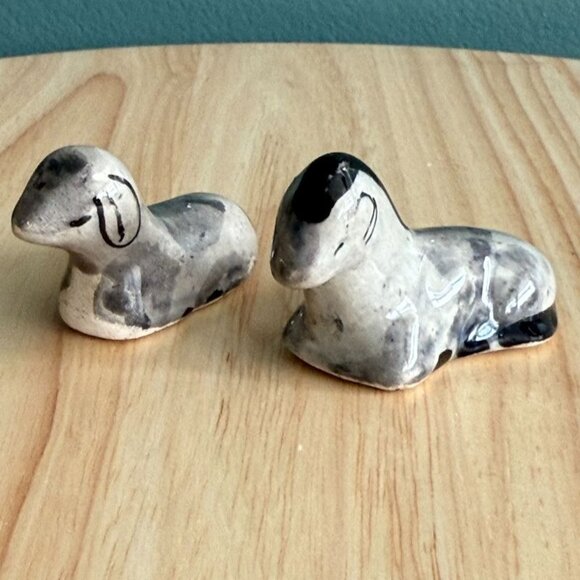 2 Vintage Mexican Nativity Handmade Ceramic Sheep Figurines Blue White Gray Mini - Picture 3 of 10